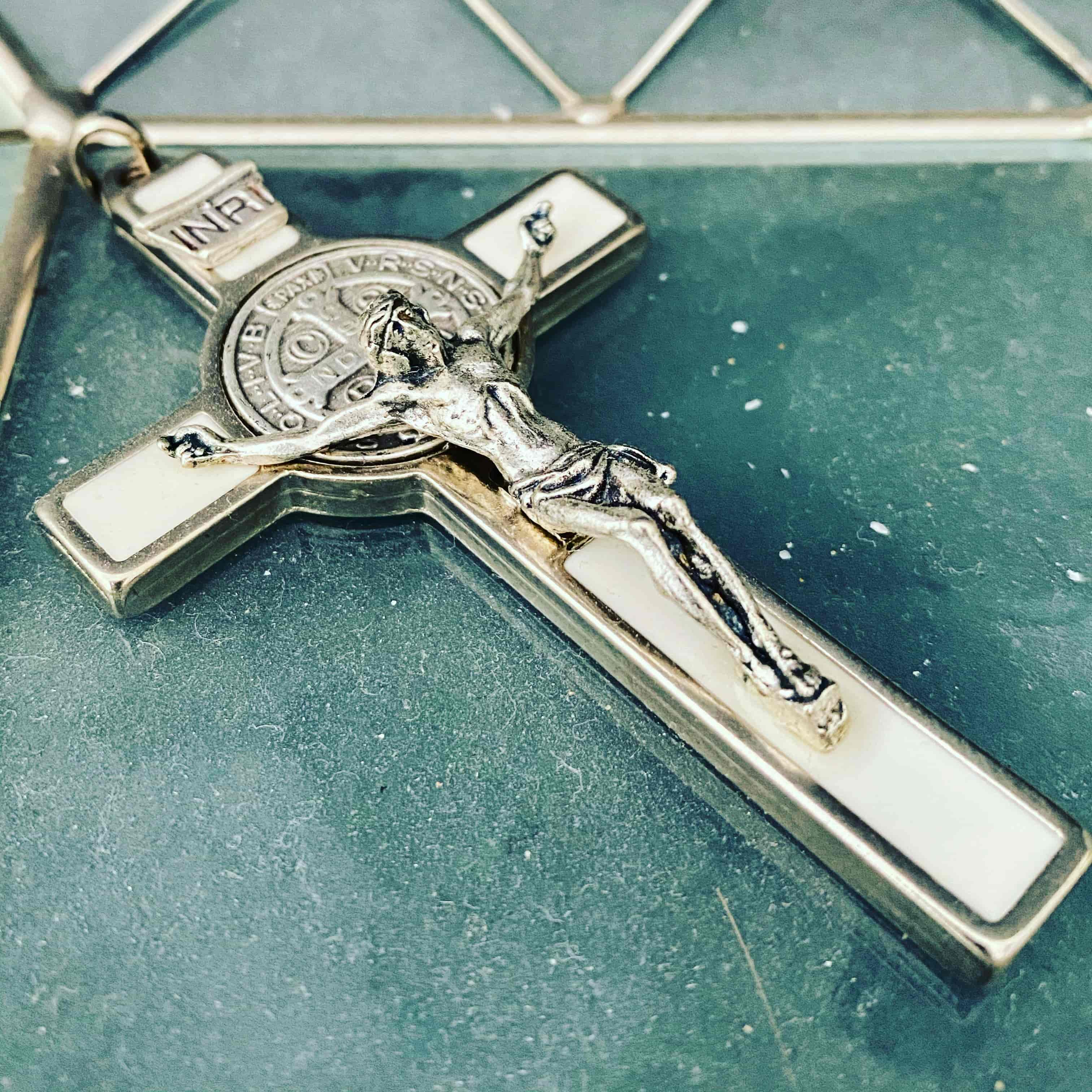 Colección de joyería religiosa variada, incluyendo cruces, medallas y rosarios, sobre fondo neutro, ideal para todos los públicos